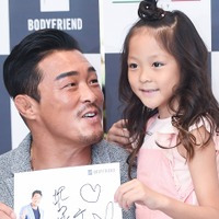 秋山成勲の娘サラン（13）、モデル初挑戦で号泣する動画が急上昇中！“秋山ファミリー”が韓国で大人気に