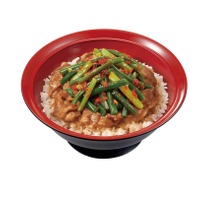 ニンニクの芽牛カルビ焼肉丼　(並盛) 910円