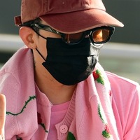 G-DRAGONがピンクのド派手ファッションで空港に、カラフルなネイルと腕のタトゥーにも注目【PHOTO】