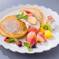 フレッシュ桃とマスカルポーネクリームのパンケーキ　（税込1,099円）