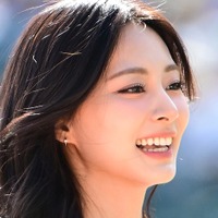 TWICE・ツウィ、“伝説更新”の大胆イメチェン！ピンク髪×青目のへそチラSHOTでファンを撃ち抜く【PHOTO】