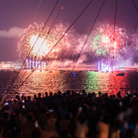 海から見る花火は格別の美しさ