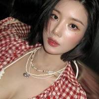 大胆胸元衣装で“びしょ濡れフェス”に参戦！IZ*ONE出身ウンビ、今年はカウガールで観客沸かす