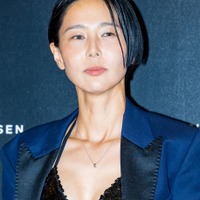 服それだけ？　“10億円ビルオーナー”の韓国女性芸人、超ミニで7月の暑さを吹き飛ばす
