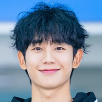 俳優チョン・ヘイン、イタリアの博物館で見せた“彫刻級”の美しさ！現地の職員も魅了【PHOTO】