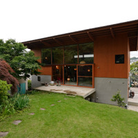 葉山の小高い山の傾斜地に建てた家©MBS