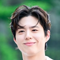 俳優パク・ボゴム、ファッション誌撮影で見せた柔らかいカリスマ性…底なしの魅力に注目【PHOTO】