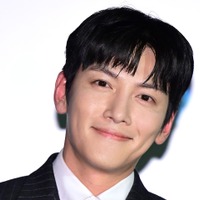 俳優チ・チャンウク、端正な顔立ちに成熟したスーツ姿の最強の組み合わせ「反則では？」【PHOTO】