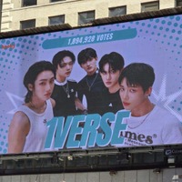日本人に“脱北者”　多国籍K-POPグループ1VERSE、米タイムズスクエア電光掲示板に登場し華麗にデビュー