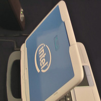 　インテルが15日に開催した記者発表会会場では、米インテルが昨年11月に発表した「Intel Reader」や「クラスメイトPC」を見ることができた。