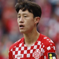 日本人選手と同僚の韓国代表10番に不運…ゴールポスト激突→頬骨骨折でフェイスガード着用へ