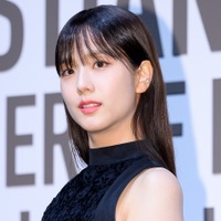 “AIが想像したミューズ”に変身…BLACKPINK・ジス、未来都市を舞台に別次元のオーラを披露
