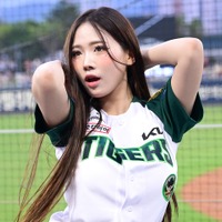 えっ、細身なのにこのボリューム感？韓国プロ野球の19歳チアガール、“美貌強調”のぴったりTショット【PHOTO】