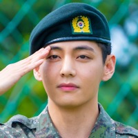 除隊から1カ月…BTS・V、軍部隊にサプライズ訪問！後任兵の除隊を祝う“ワールドクラス”な義理