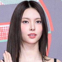 まるでお人形…ILLIT・ユナ、“くるくるウェーブヘア”で放つキュートな魅力にファン悶絶「言葉が出ない」【PHOTO】