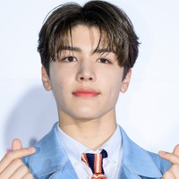 ＆TEAM・マキ、“腹チラコーデ”でワイルドな魅力全開！「やばい」「ビジュよすぎ」【PHOTO】