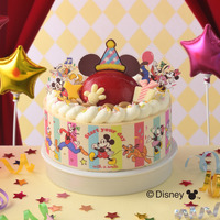 ピックを飾ったイメージ。ケーキのフィルムもカラフルなデザインで、パーティーを盛り上げる。 © Disney