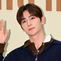 THE BOYZ・ヒョンジェが負傷、座って音楽番組出演へ　明日花キララとの報道でハンニョン脱退後、初カムバ