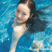 本田真凜、ドレス着たままプールにダイブ！本人念願のショットが実現 画像