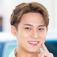 SEVENTEEN・ミンギュ、タンクトップ姿で際立つ引き締まった体型！無邪気な笑顔も「沁みる」【PHOTO】