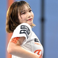 ほぼ丸見えの美脚に目が行く…韓国プロ野球の日本人チア、大胆ホットパンツ衣装でファンの視線強奪【PHOTO】