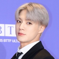 NCT DREAM・ジェノ、“スーツ×メガネ”の最強スタイルで大人の色気爆発！「心臓もたない」【PHOTO】