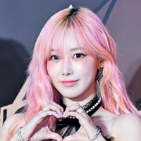 「脚なっが」aespa・ジゼル、ミニ丈パンツから伸びる美脚…完璧スタイルに視線釘付け！【PHOTO】