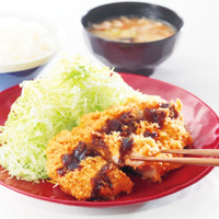 ロースカツ定食 120gロース/ご飯/とん汁(小)　通常価格790円(税込869円)⇒感謝祭価格640円(税込704円)