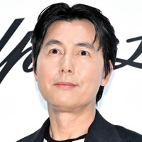 婚外子騒動から8カ月…チョン・ウソン、苦楽共にした“伴侶”と結婚報道　事務所否定せず