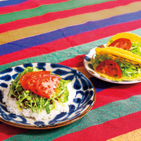 画像手前より「タコライス」1,100円、「タコス」501円(1個)