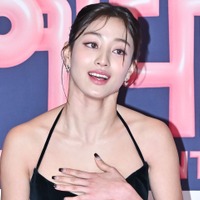 小麦肌の腹筋に目が行く…TWICE・ジヒョ、“超ミニ”タンクトップの貫禄美貌で世界を虜に！【PHOTO】 画像