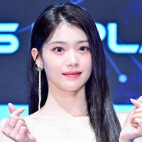 Kep1er・シャオティン、縦線くっきりウエスト＆美デコルテの圧巻スタイル「ビジュ担の女神」【PHOTO】