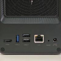 UGREEN DXP2800背面の各種ポート