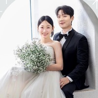 結婚式の招待状を公開!?HIGHLIGHTユン・ドゥジュン＆女優キム・スルギ、リアルすぎる“夫婦ショット”が話題