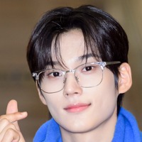 EVNNEパク・ハンビン、恋人のような魅力を披露！強めの衣装に甘い雰囲気「彼氏ですか」【PHOTO】