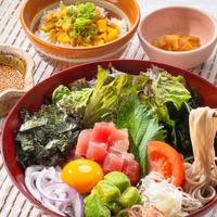 ピリ辛ポキサラダ蕎麦とバター醤油のもろこしご飯単品価格　1,390円（税込）