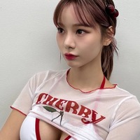 甘美な肉体に注目！“韓国で最もグラマラス”な女性芸人が大自然に降臨、圧巻ボディで馬も魅了【PHOTO】