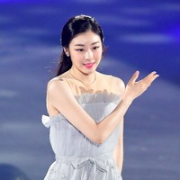 キム・ヨナ、肩まる出し出しの挑発ポーズ&美しさで圧巻【PHOTO】