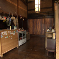 古い田植えの道具を作り変えたおしゃれな照明がある玄関©MBS