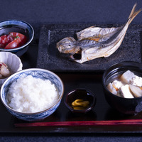 あさげ馳走かねこ　厳選素材の干物定食　真鯵　1,300円
