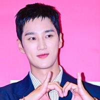 BLACKPINKメンバーと公開恋愛の過去も！俳優アン・ボヒョン、理想のタイプを告白「明るくて…」