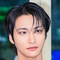 「皆生きてる？」ATEEZ・ソンファ、筋骨隆々な上半身が話題！夕陽に当たる美しい姿【PHOTO】