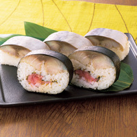 「鯖の海苔巻き」　918円(4切入)「さば押し寿司」　1,620円(6切入)