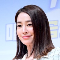 “イ・ビョンホンの妻”女優イ・ミンジョン、1歳の娘との愛らしい日常公開「お兄ちゃんの靴を…」 画像