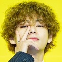 キス写真も!? Vが公開した“過去と現在”にファン大興奮　BTS、全員集合ショット公開【PHOTO】 画像