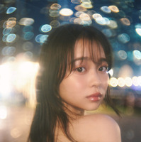 『林芽亜里 anniversary calendar photobook 2026（タイトル未定）』©KADOKAWA／写真：藤原宏