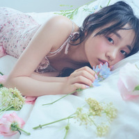 『林芽亜里 anniversary calendar photobook 2026（タイトル未定）』©KADOKAWA／写真：藤原宏