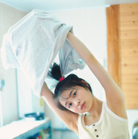 『林芽亜里 anniversary calendar photobook 2026（タイトル未定）』©KADOKAWA／写真：藤原宏