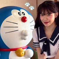 胸元張り詰める短丈セーラー服　韓国人気チアがドラえもんとの記念写真公開！「かわいい」が殺到【PHOTO】