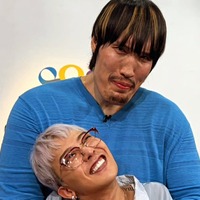 G-DRAGONの「笑ってはいけない誕生日パーティー」で“218cm”チェ・ホンマンがバックハグ！【PHOTO】